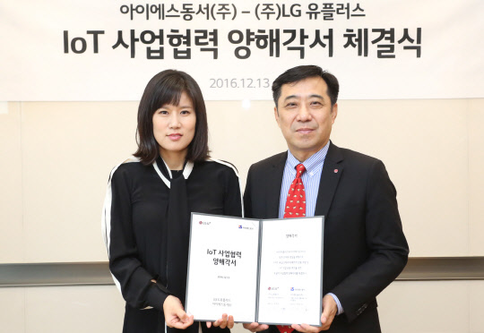 안성준 LG유플러스 IoT서비스부문 전무(오른쪽)와 권지혜 아이에스동서 INUS사업부문 전무(왼쪽)가 사물인터넷 기술을 적용한 스마트 욕실개발을 위한 업무협약을 체결한 후 기념 촬영하고 있다.  LG유플러스 제공